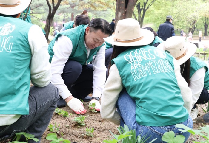 [20240418] 스타벅스 사진자료2_손정현 대표(가운데)와 임직원들이 창경궁 야생화 식재활동을 하고 있다.JPG