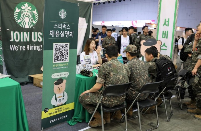 [20240430] 스타벅스 사진자료4_국군장병 취업박람회의 스타벅스 채용 부스에서 상담을 받는 장병들의 모습.jpg